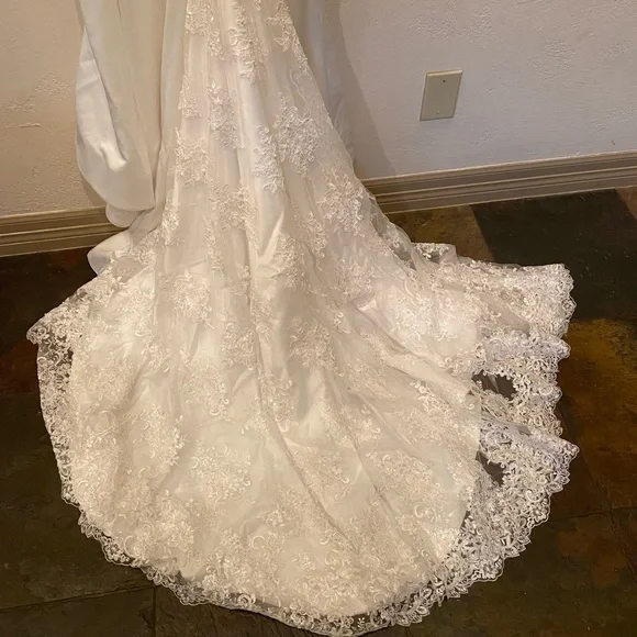 One of a kind size 2 Wedding Gown Street Size 0 Off the Shoulder NWT Pearl Bead